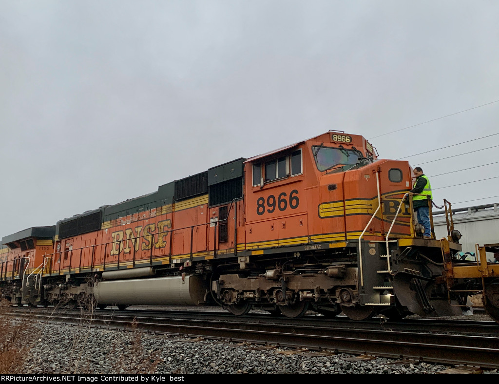 BNSF 8966 on 22K 